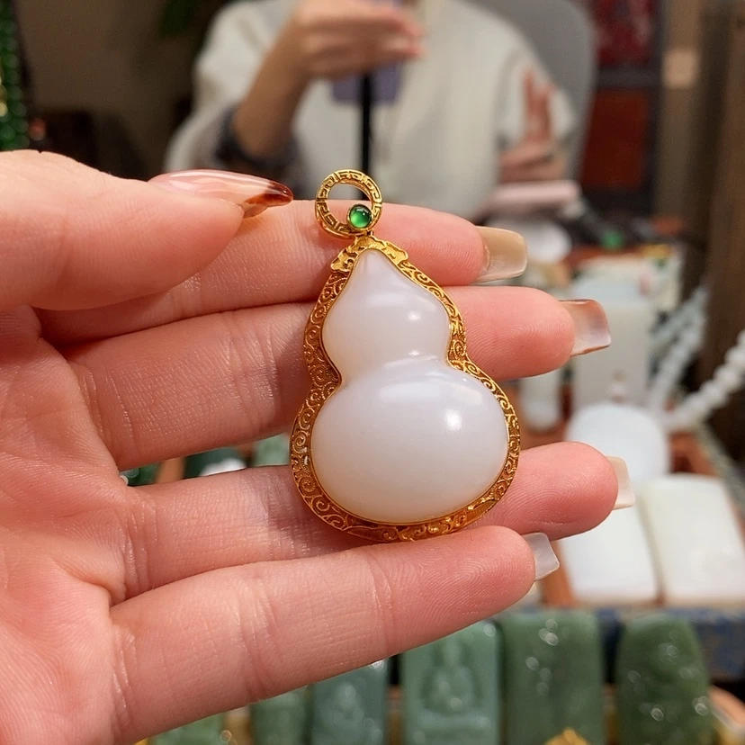 【闪购商品】吊坠(赠链)18K金镶嵌和田玉小*