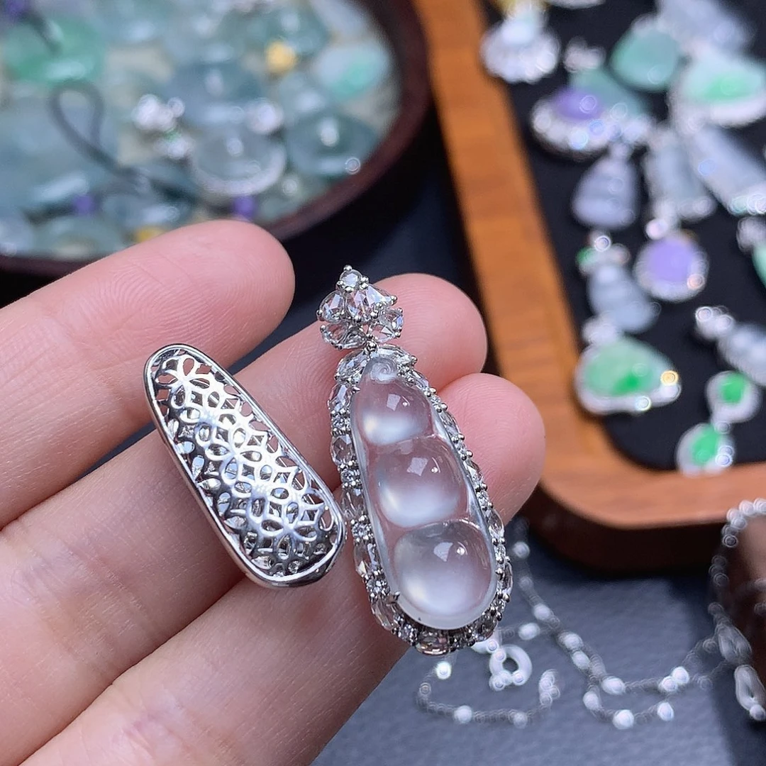 翡翠18K金镶嵌颈饰白月光 玻璃福豆吊坠