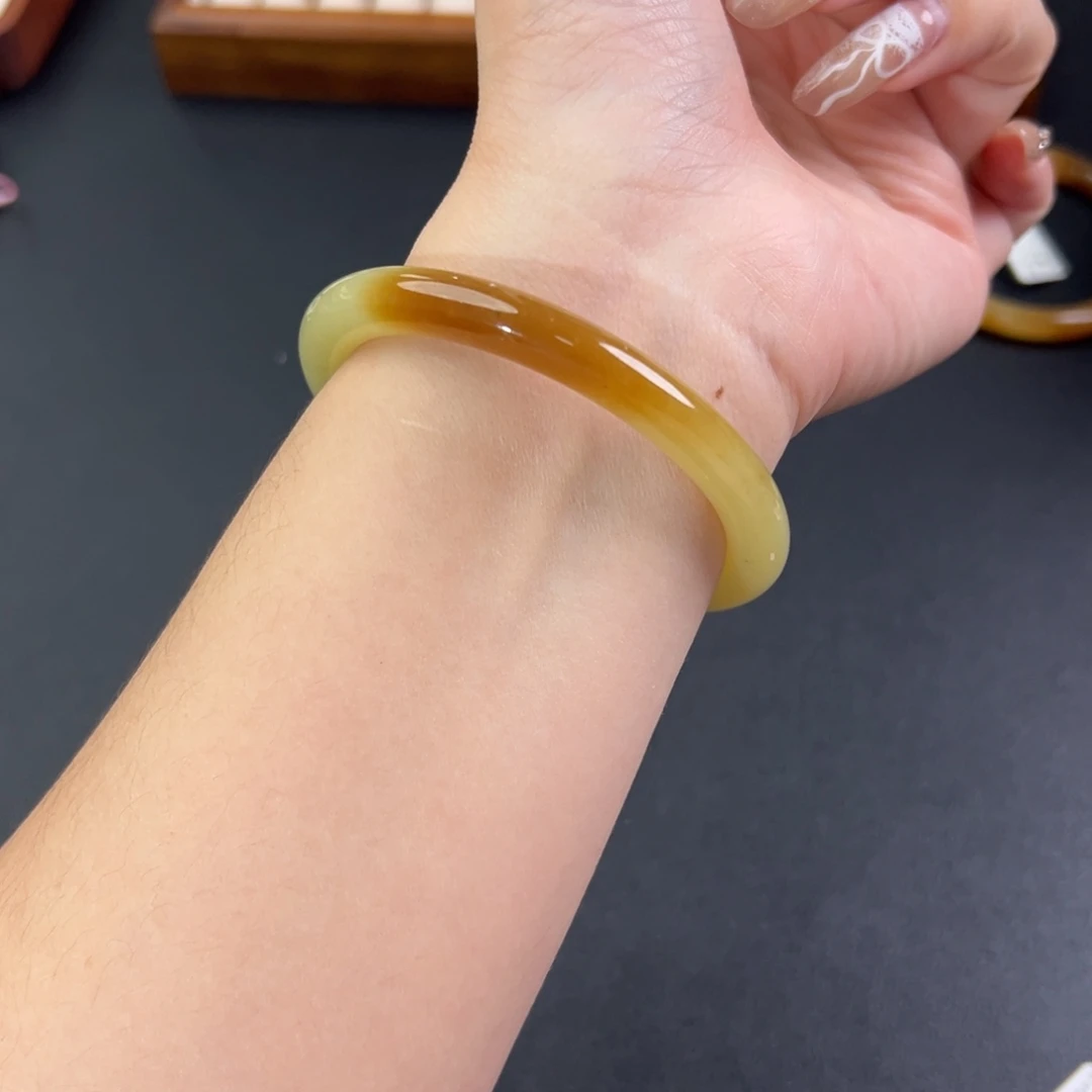 和田玉未镶嵌手镯特价 有棉