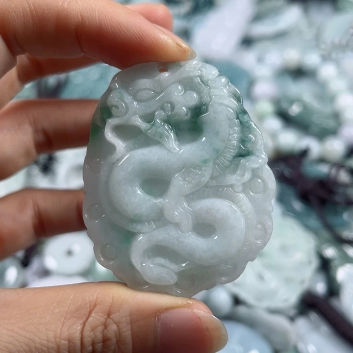翡翠挂件未镶嵌翡翠
