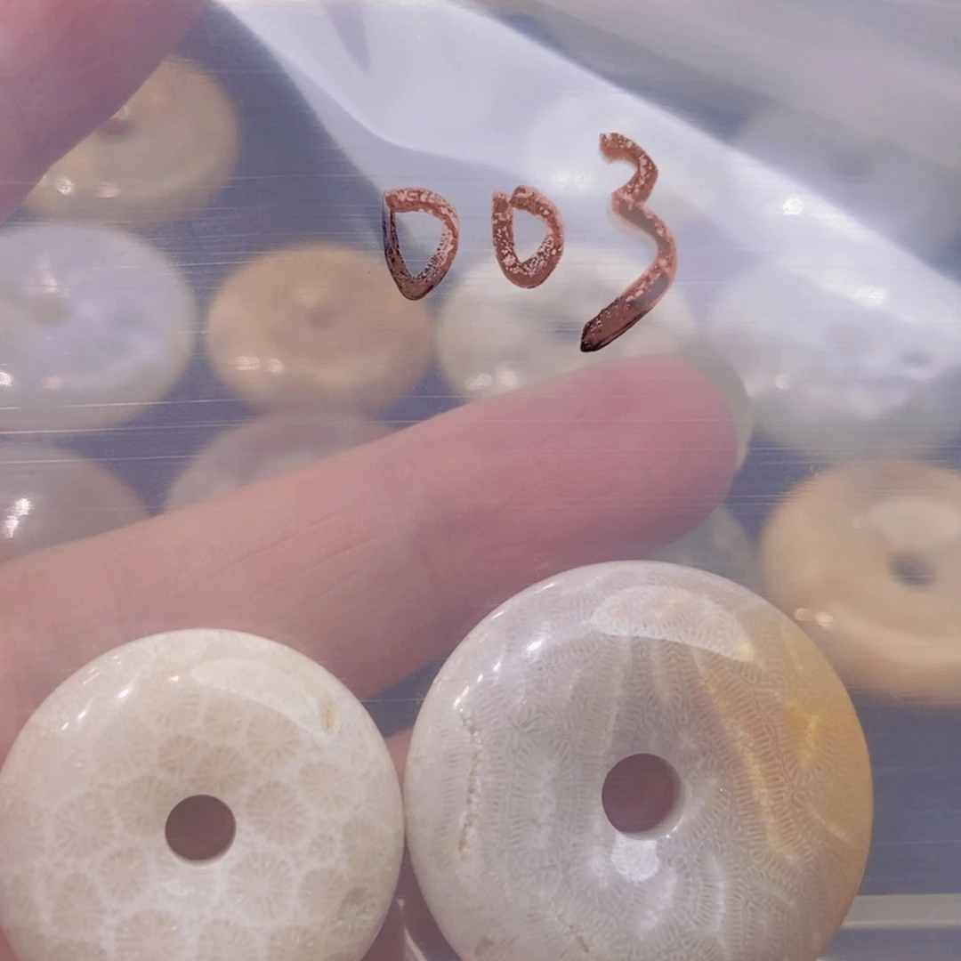 硅化珊瑚（珊瑚玉）未镶嵌颈饰?****痣