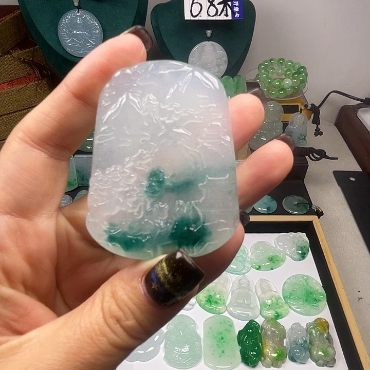 翡翠未镶嵌颈饰山水