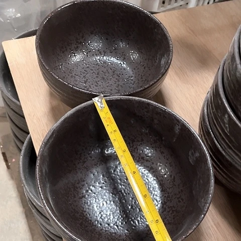 微瑕，不明火、约口径16厘米，高度8，2个黑碗