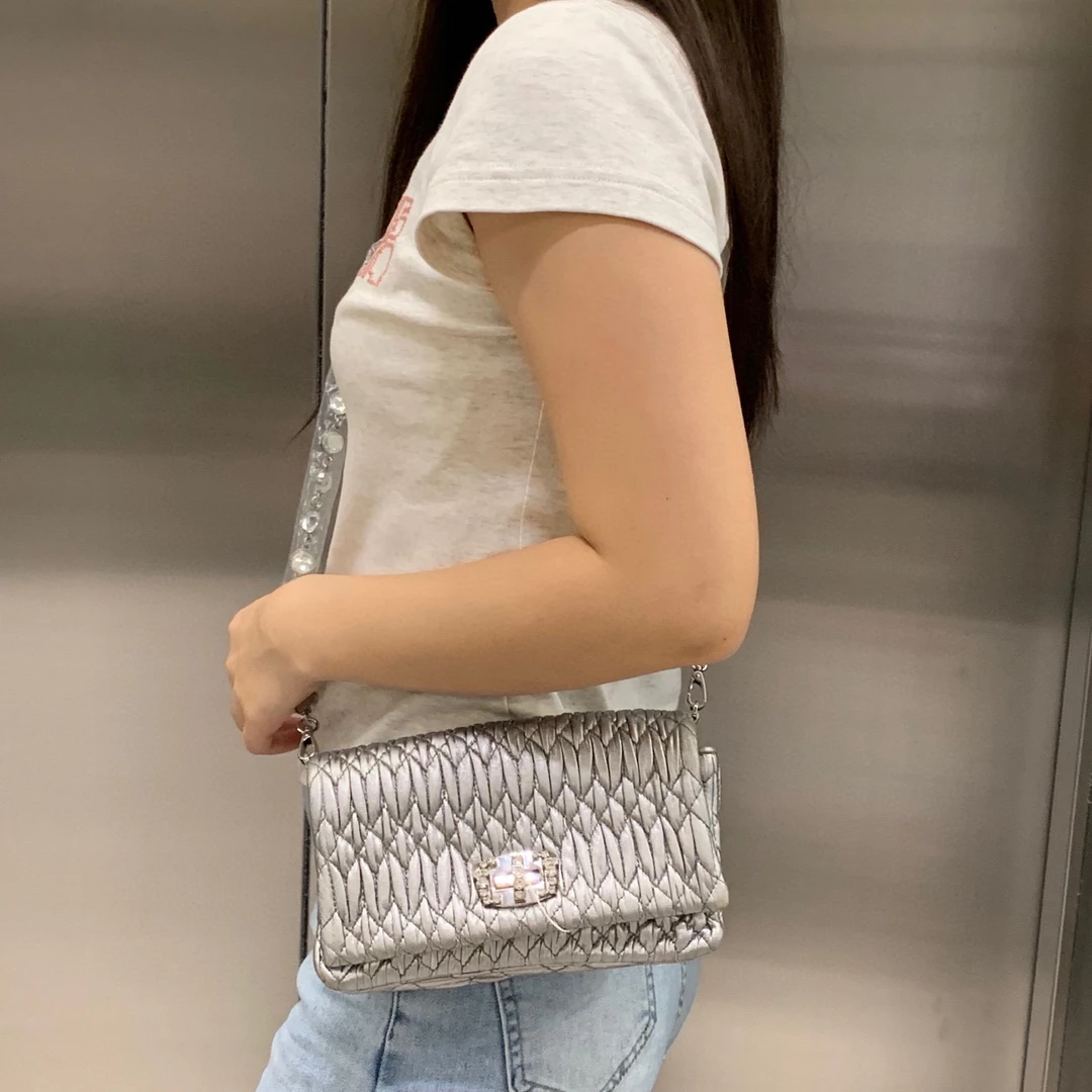 95新 MIU MIU/缪缪 miumiu银色褶皱斜挎包