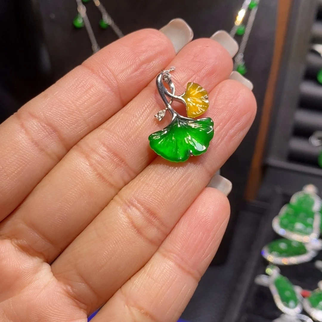 翡翠颈饰18K金镶嵌杏叶吊坠