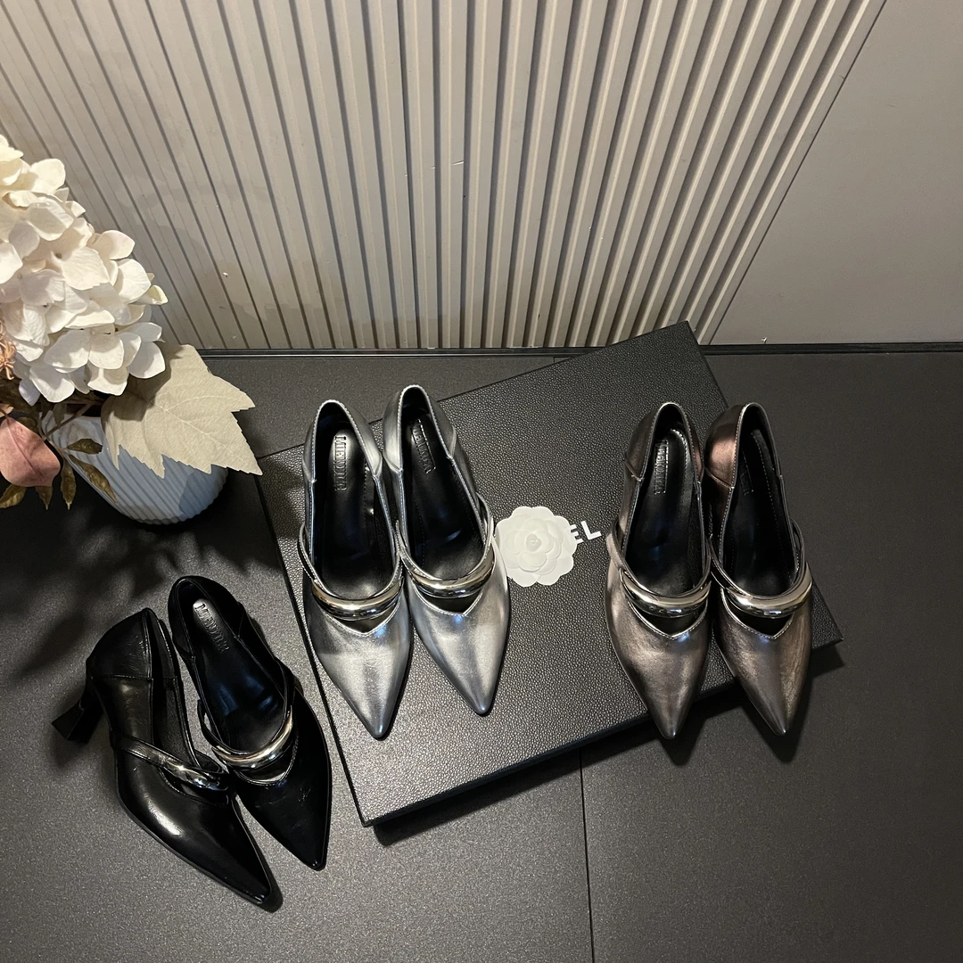 【现现】2025春夏季新款月牙扣重金属绝美时尚百搭爆款尖头高跟鞋