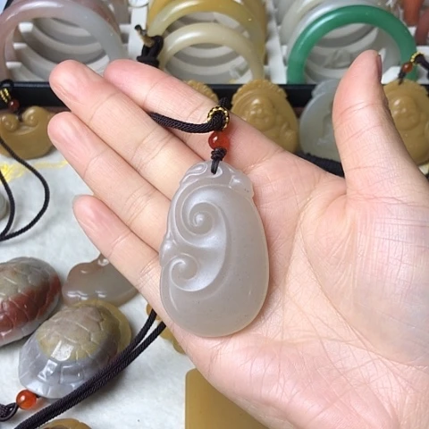 石英质玉未镶嵌颈饰