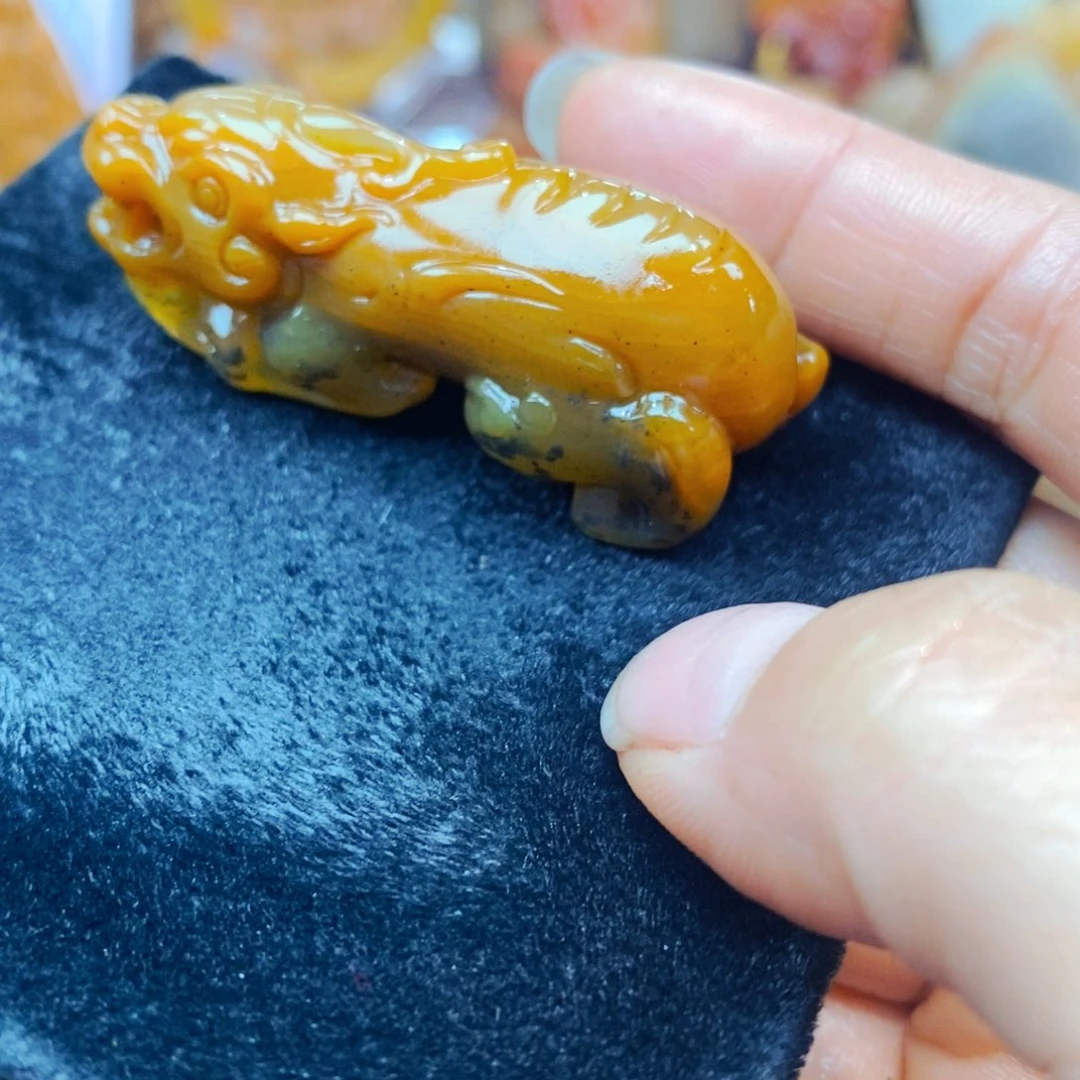 未镶嵌石英质玉（黄龙玉）颈饰