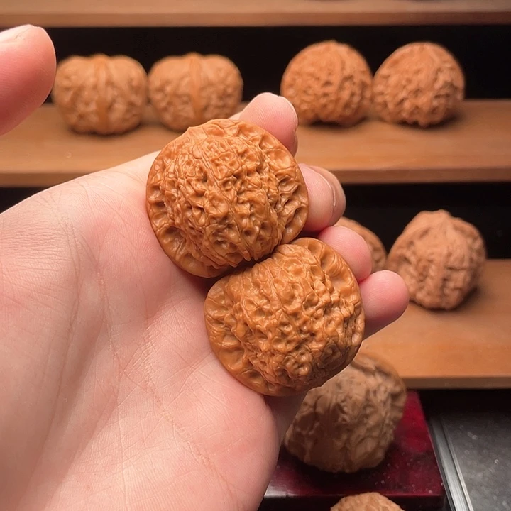 文玩核桃把件37.8毕业红皮血麒麟