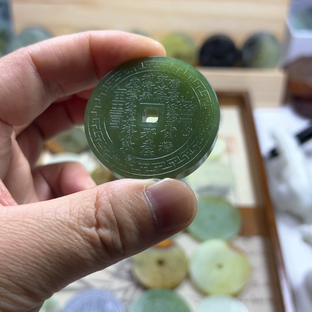 长***鹿蛇纹石玉合金颈饰