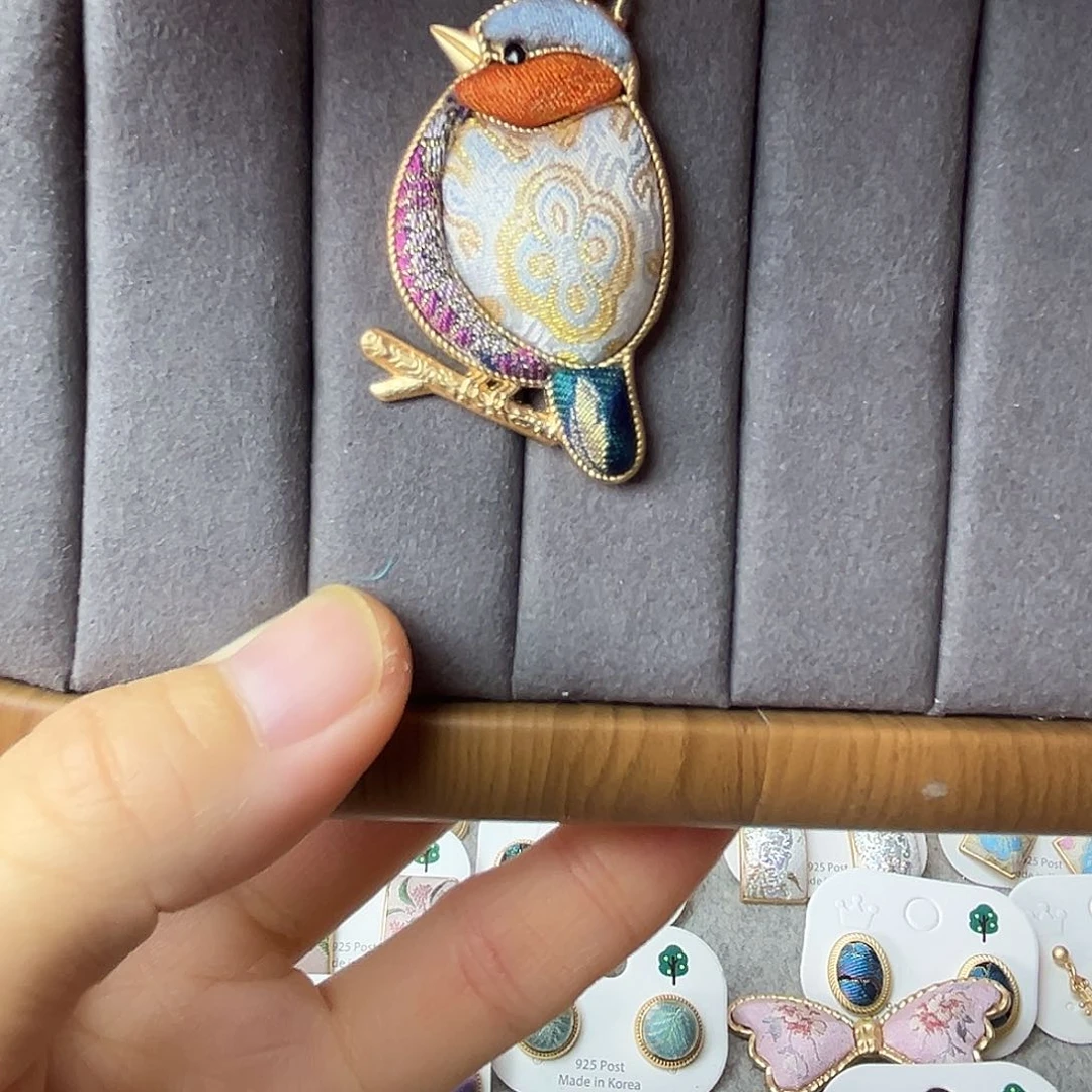 布白金定胜呆萌鸟胸针