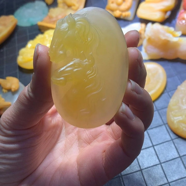 石英质玉（黄龙玉）未镶嵌颈饰