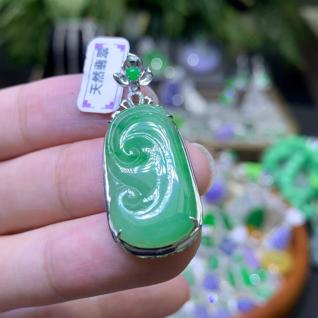 颈饰18K金镶嵌翡翠