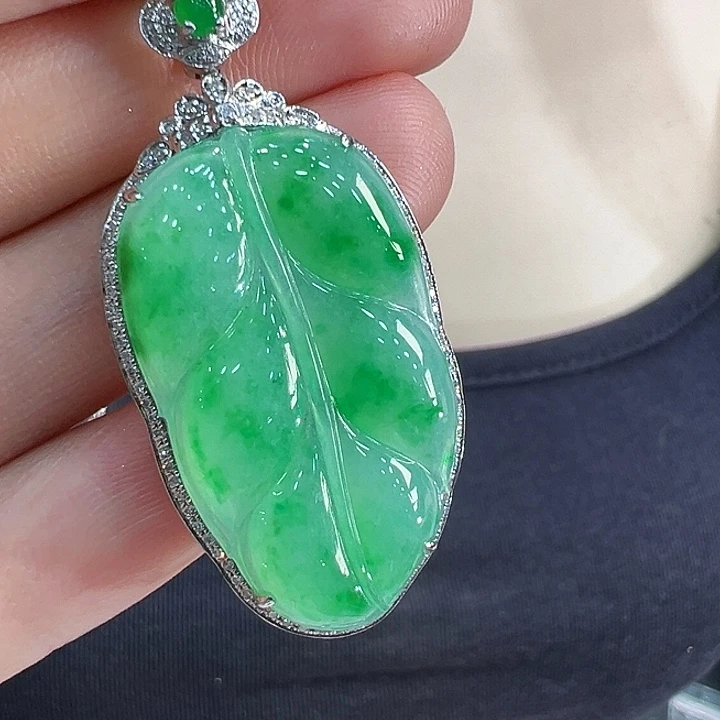 翡翠18K金镶嵌颈饰吊坠