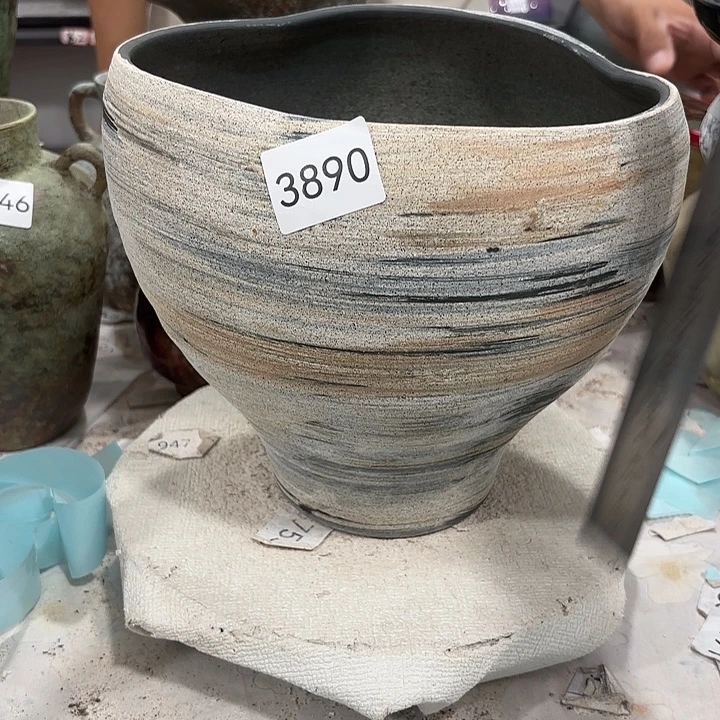 摆件高21，口22，有孔3890