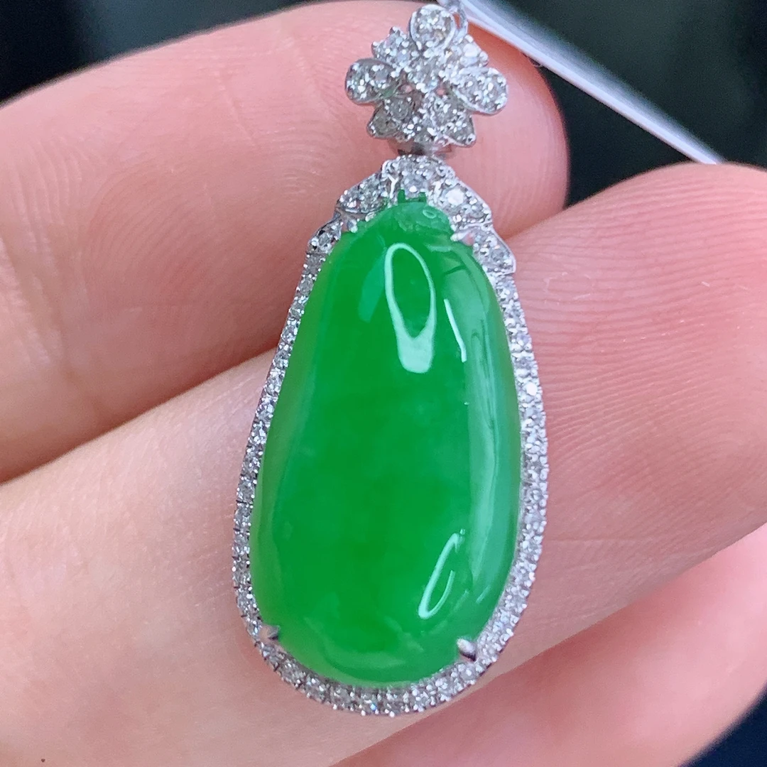 天然缅甸A货满绿饱满翡翠福瓜镶嵌18k金吊坠时尚气质