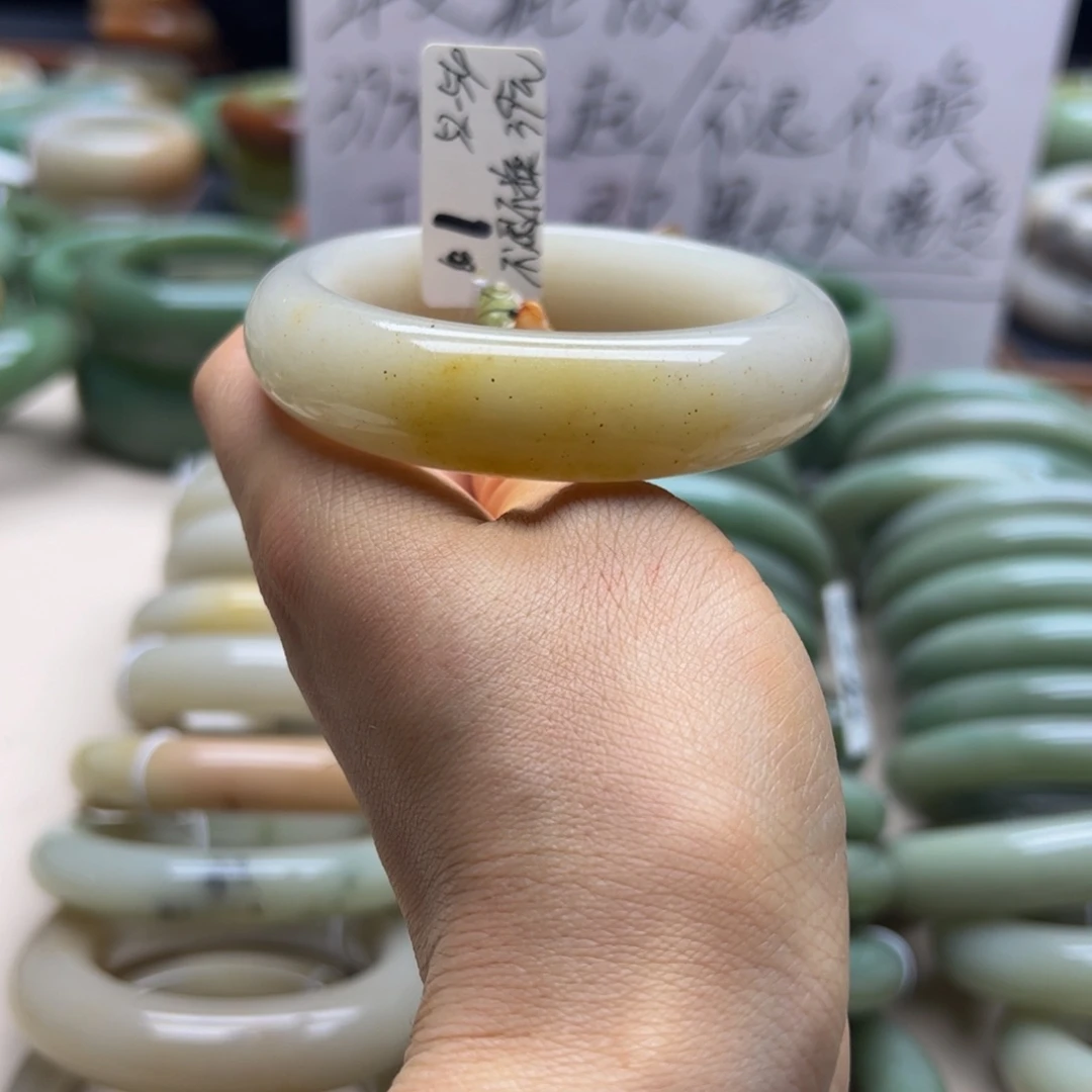 未镶嵌手镯石英岩玉