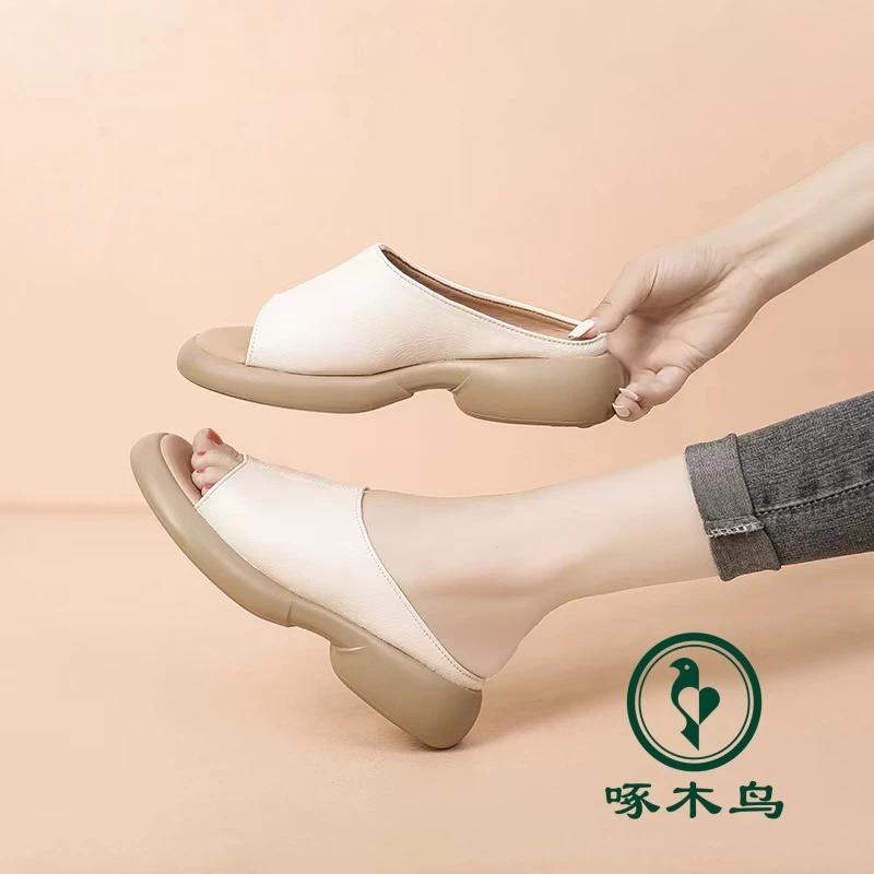 啄木鸟2025真皮厚底凉拖鞋女夏季外穿平底复古舒适软底一字凉鞋女