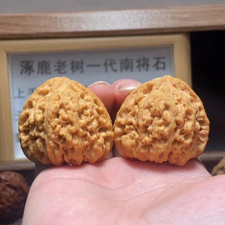 凌***上文玩核桃吊坠南疆