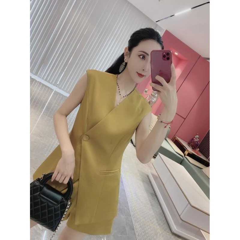 【风姿卓越】轻奢不规则设计坎肩袖上衣+短裤两件套6896