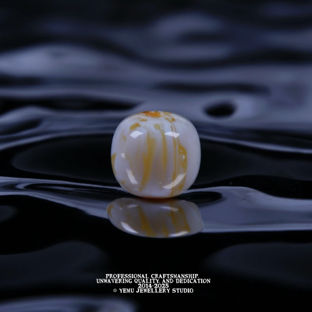 8毫米（8.2mm)彩沁漆白拉丝溶洞老型配珠 一物一拍 天然俄料蜜蜡