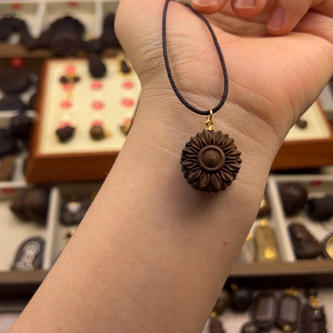 木质类太阳花随行脖挂配饰