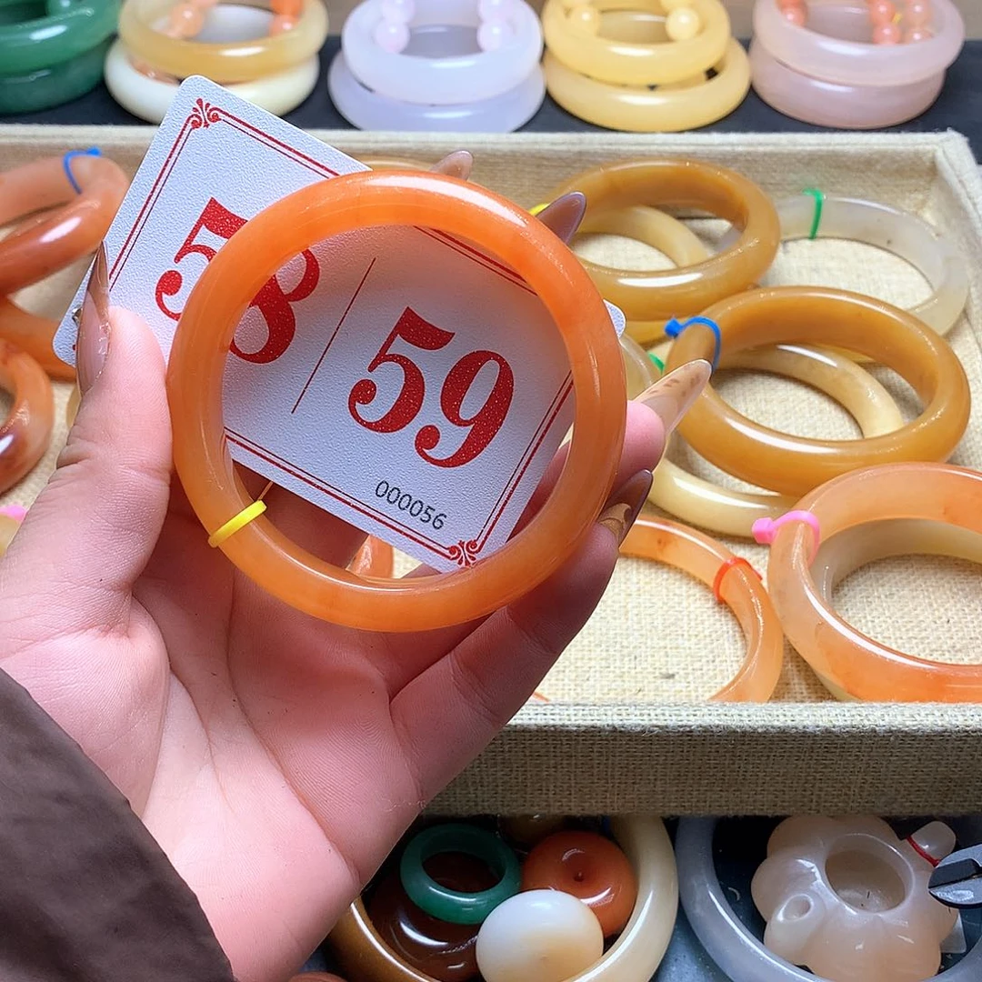 未镶嵌石英质玉（黄龙玉）手镯