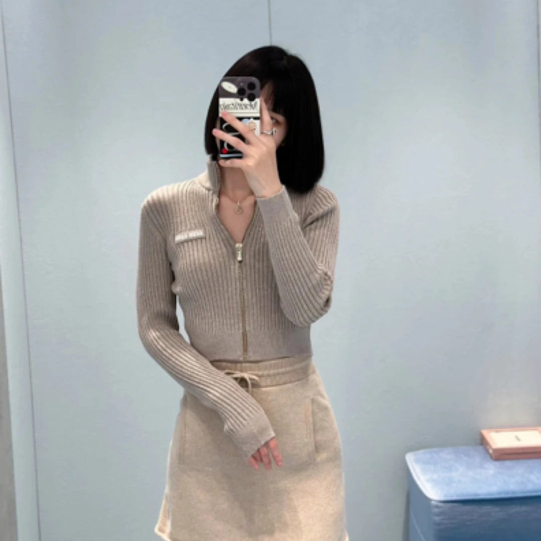 MiuMiu/缪缪 1a065 FW23纯色logo微标短款长袖针织衫 36码