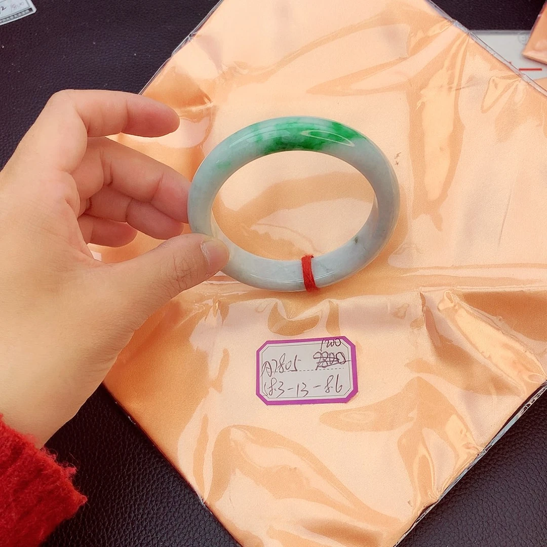 翡翠手镯未镶嵌翡翠