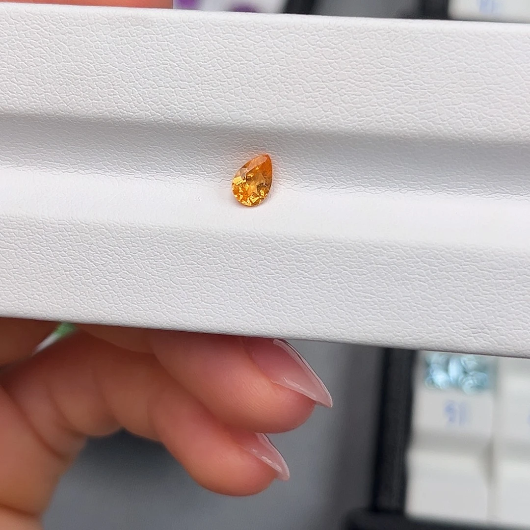 未镶嵌裸石石榴石（芬达石）天然芬达石0.49克拉