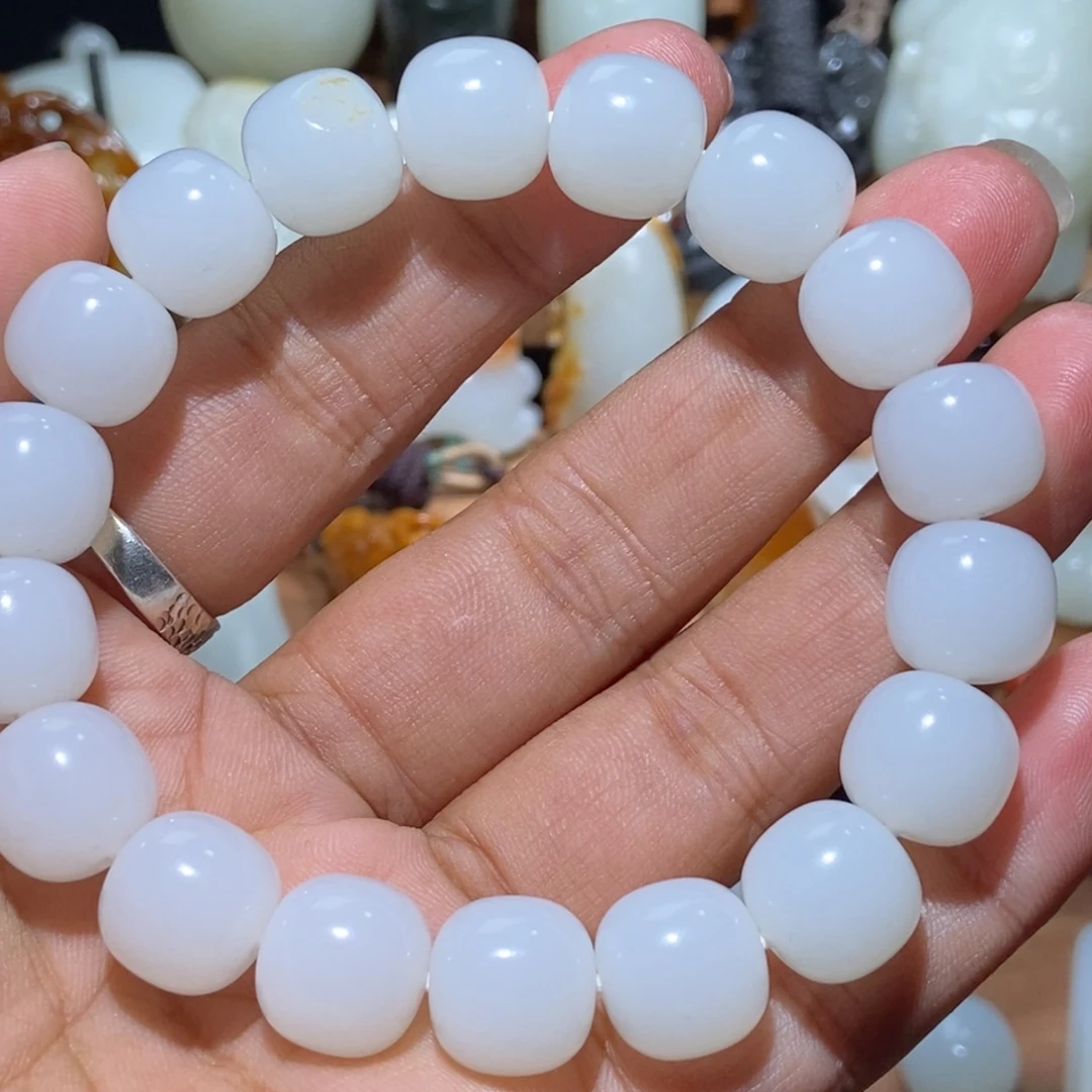 唐***生和田玉未镶嵌颈饰