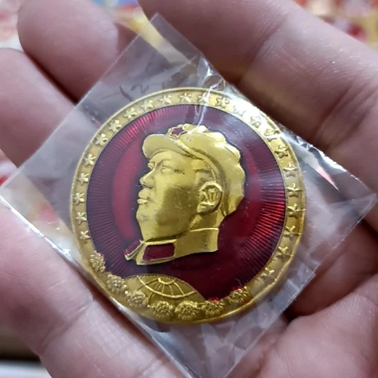 铝～****～圆形红色文字像章