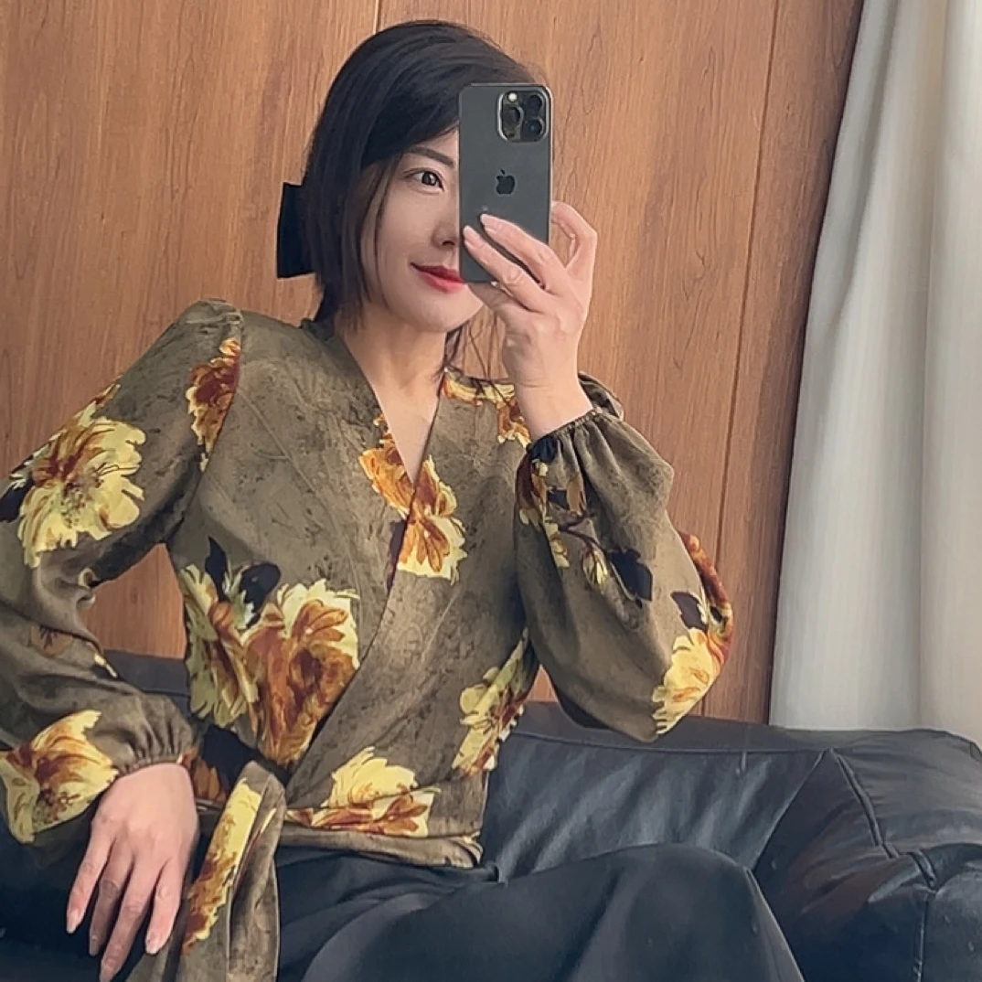 片式V领泡泡袖系腰款衬衣