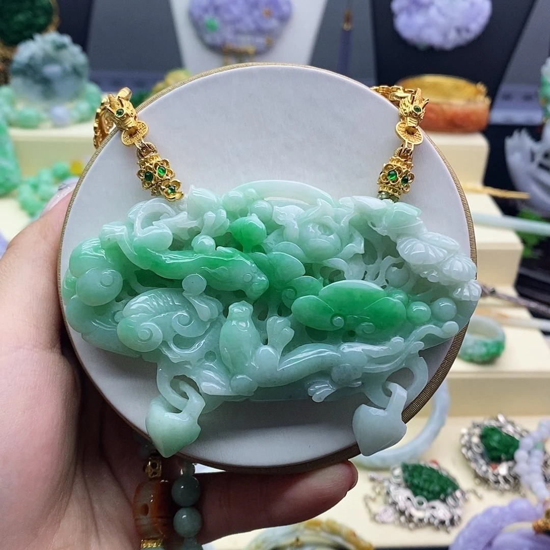 翡翠未镶嵌吊坠(赠链)