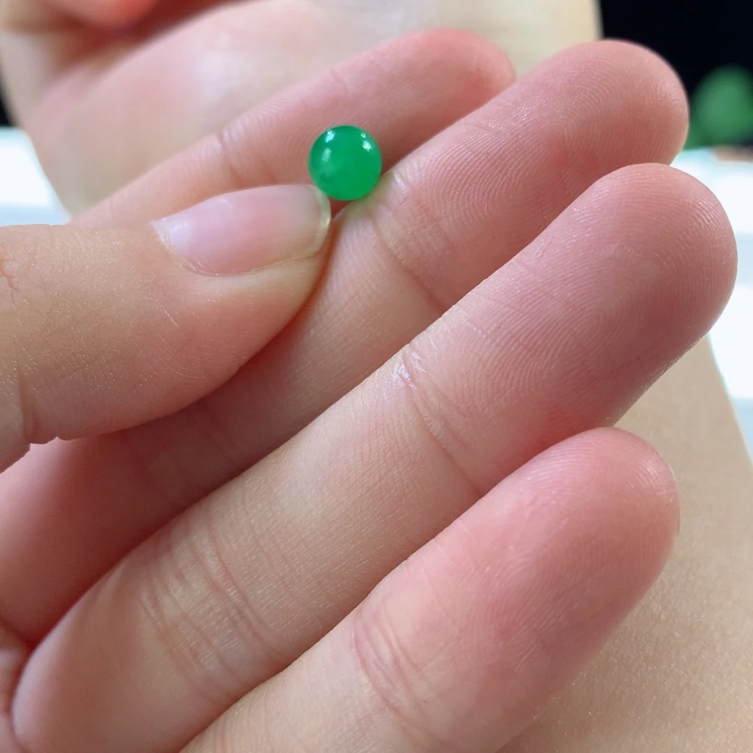 未镶嵌手串翡翠敲***?珠子