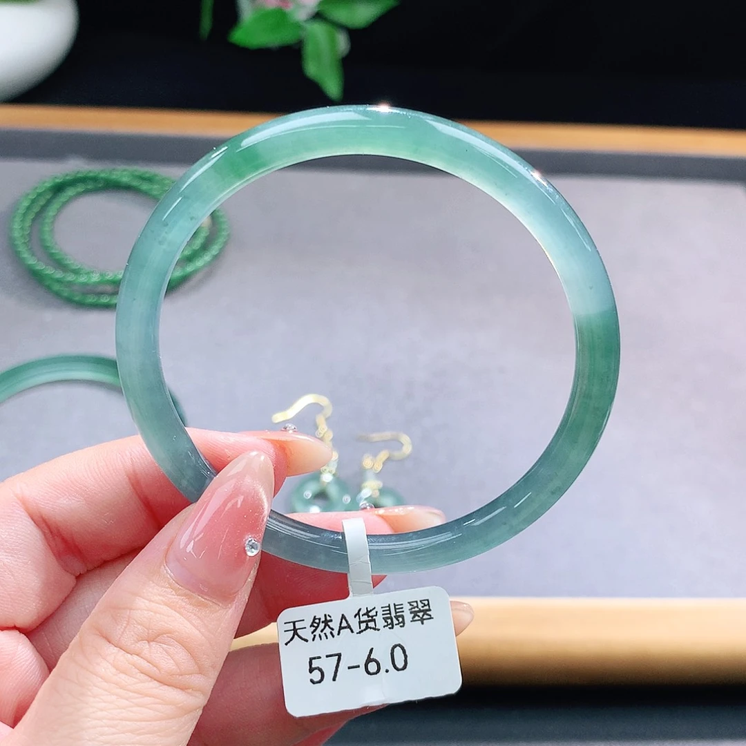 未镶嵌手镯（圆镯）翡翠