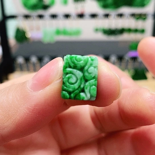 翡翠未镶嵌颈饰挂件