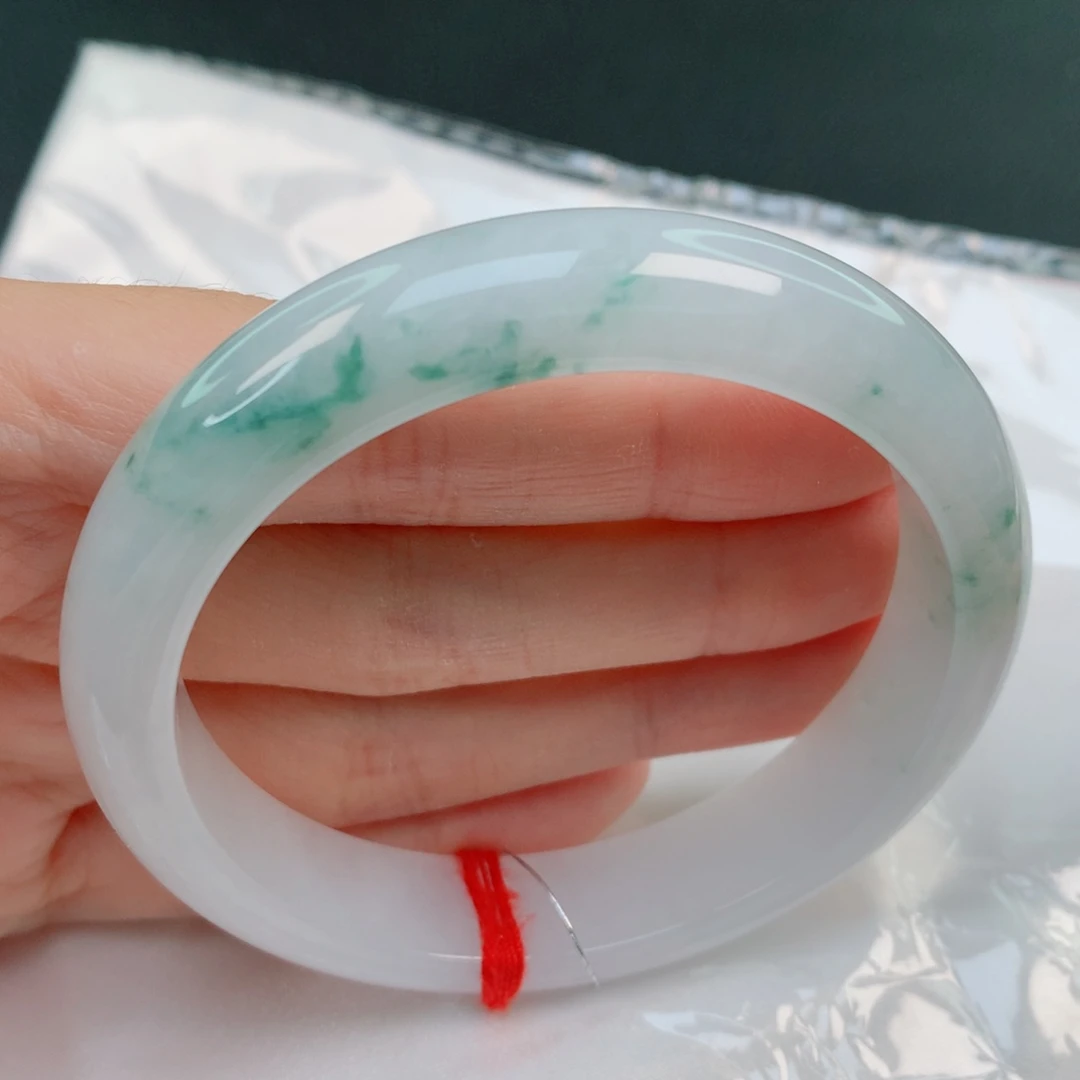 翡翠手镯未镶嵌58正圈，白底飘花