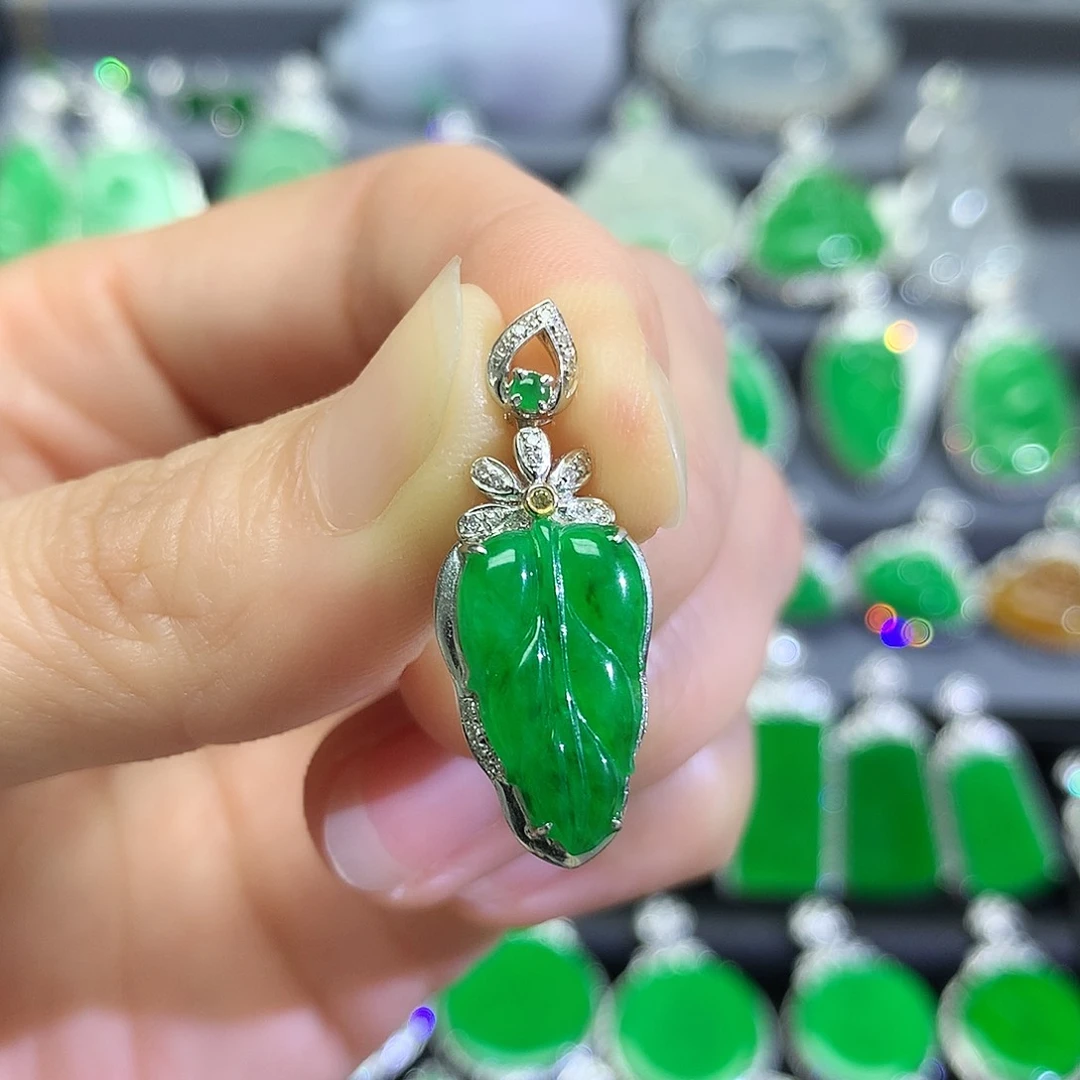 翡翠18K金镶嵌颈饰吊坠