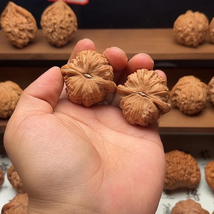 热****虫文玩核桃手把件三角白38全品