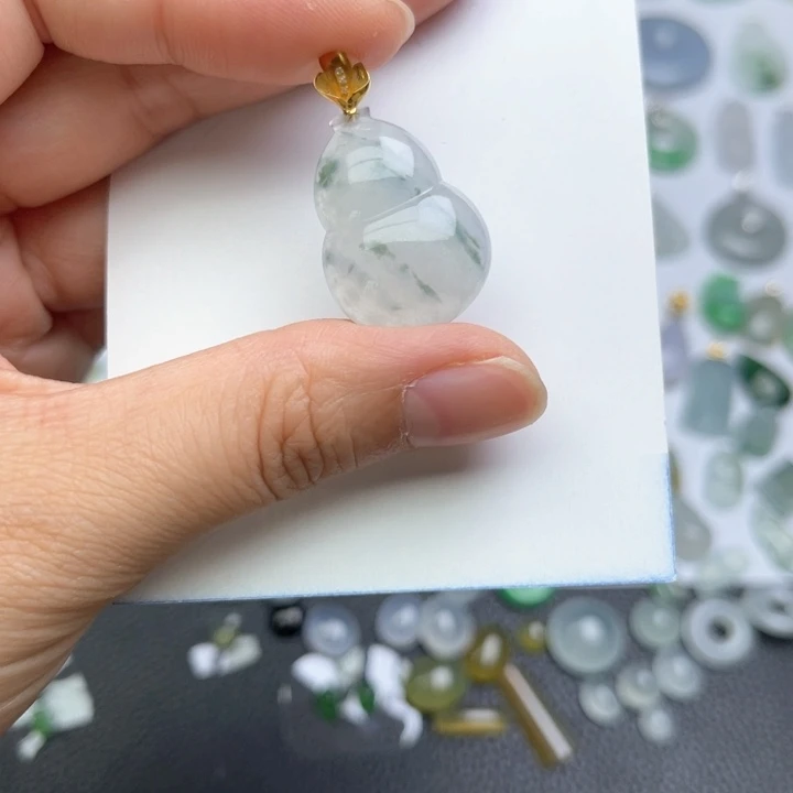 翡翠18K金镶嵌颈饰葫芦