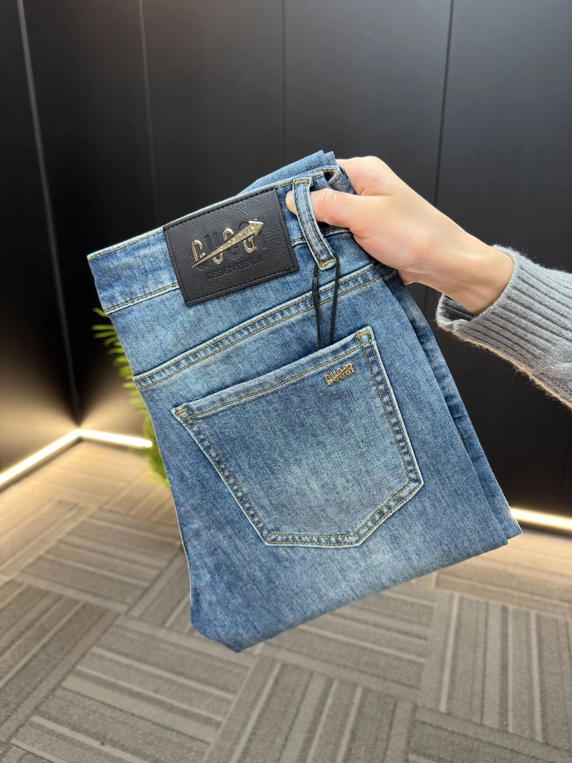 【TT奢品】夏季款天空蓝简约设计男士百搭弹力修身小直筒男牛仔裤