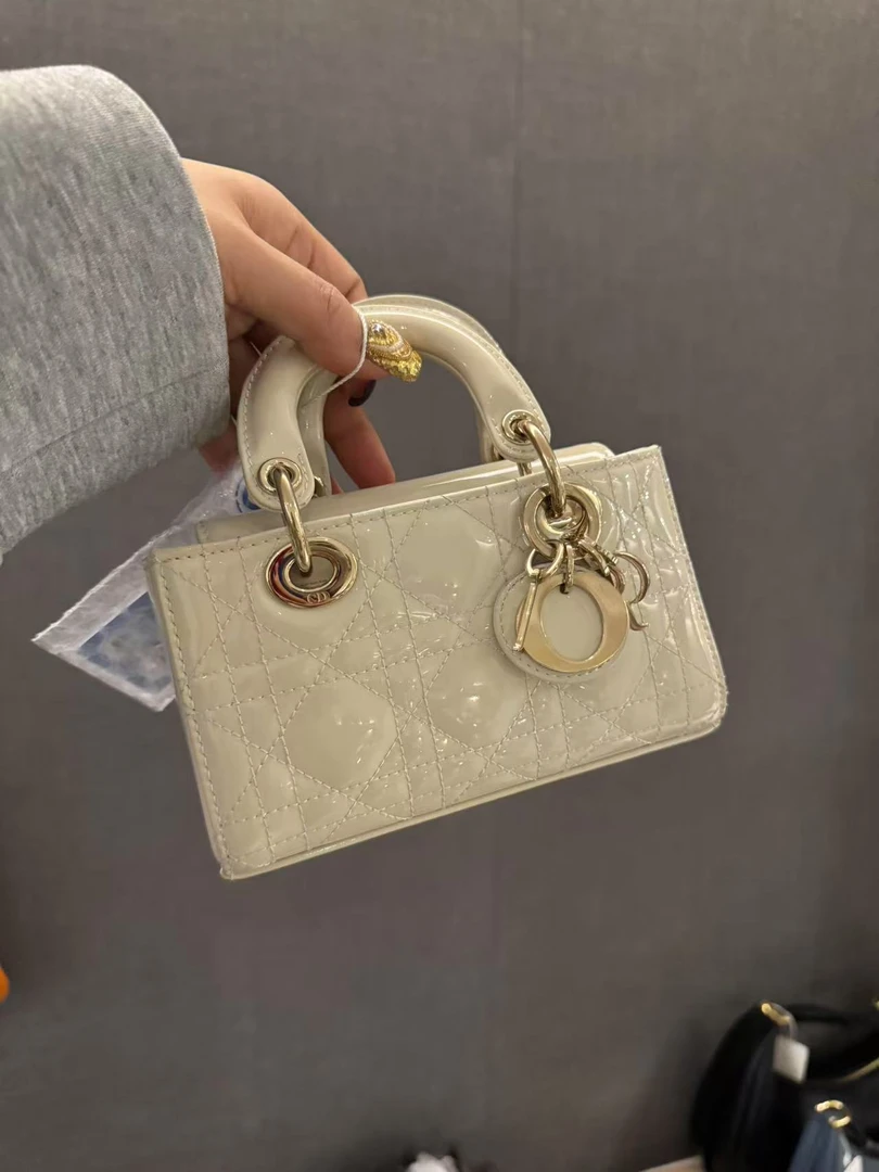 95新 DIOR/迪奥 展会外场！白金漆皮mini D-joy包