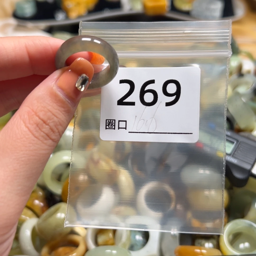 甜***米蛇纹石玉未镶嵌戒指