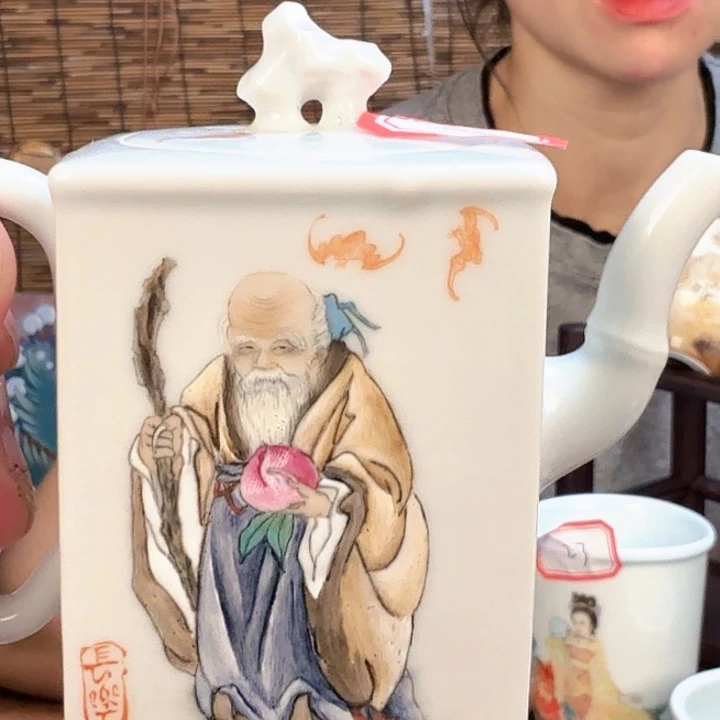 摆件景德镇加力有限公司的生产经营