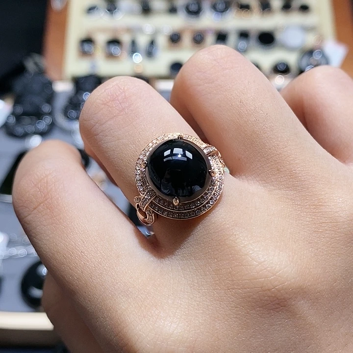 18K金镶嵌戒指翡翠蛋面