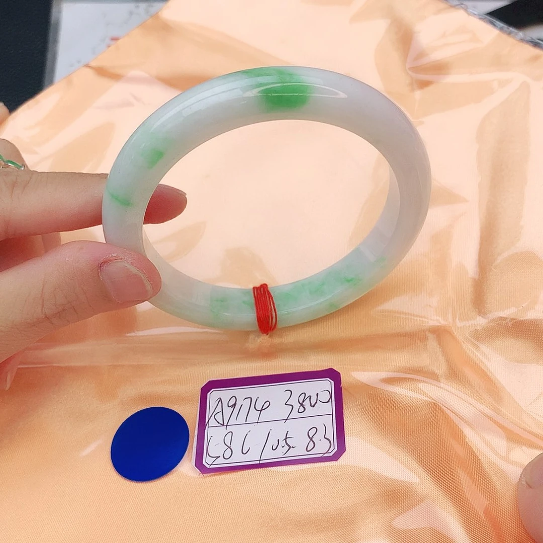 翡翠手镯未镶嵌翡翠