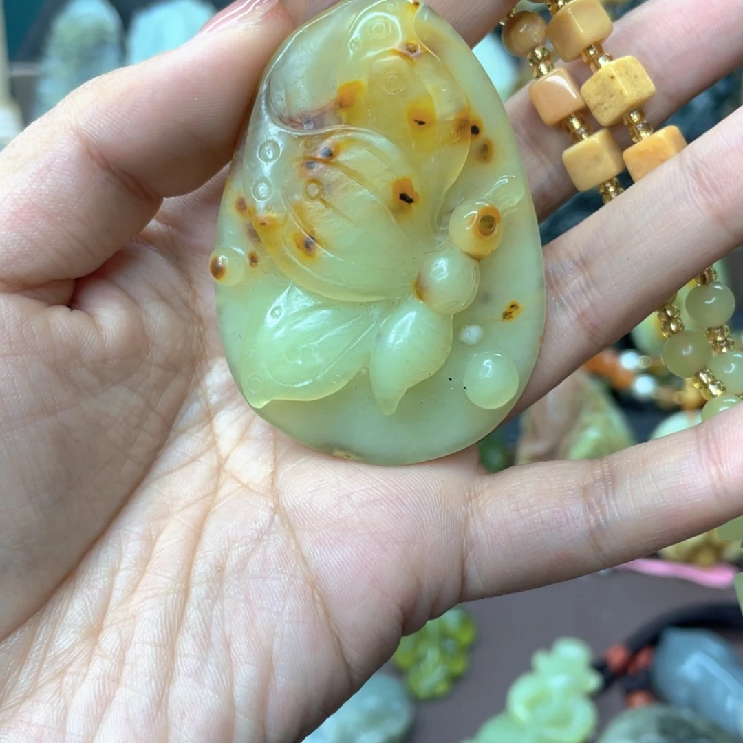 蛇纹石玉颈饰未镶嵌