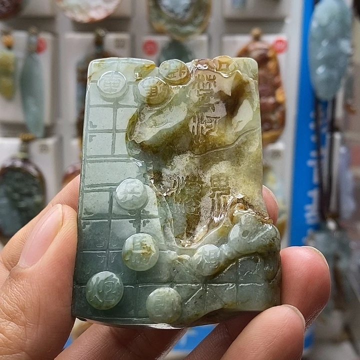 肖***头翡翠未镶嵌颈饰棋局