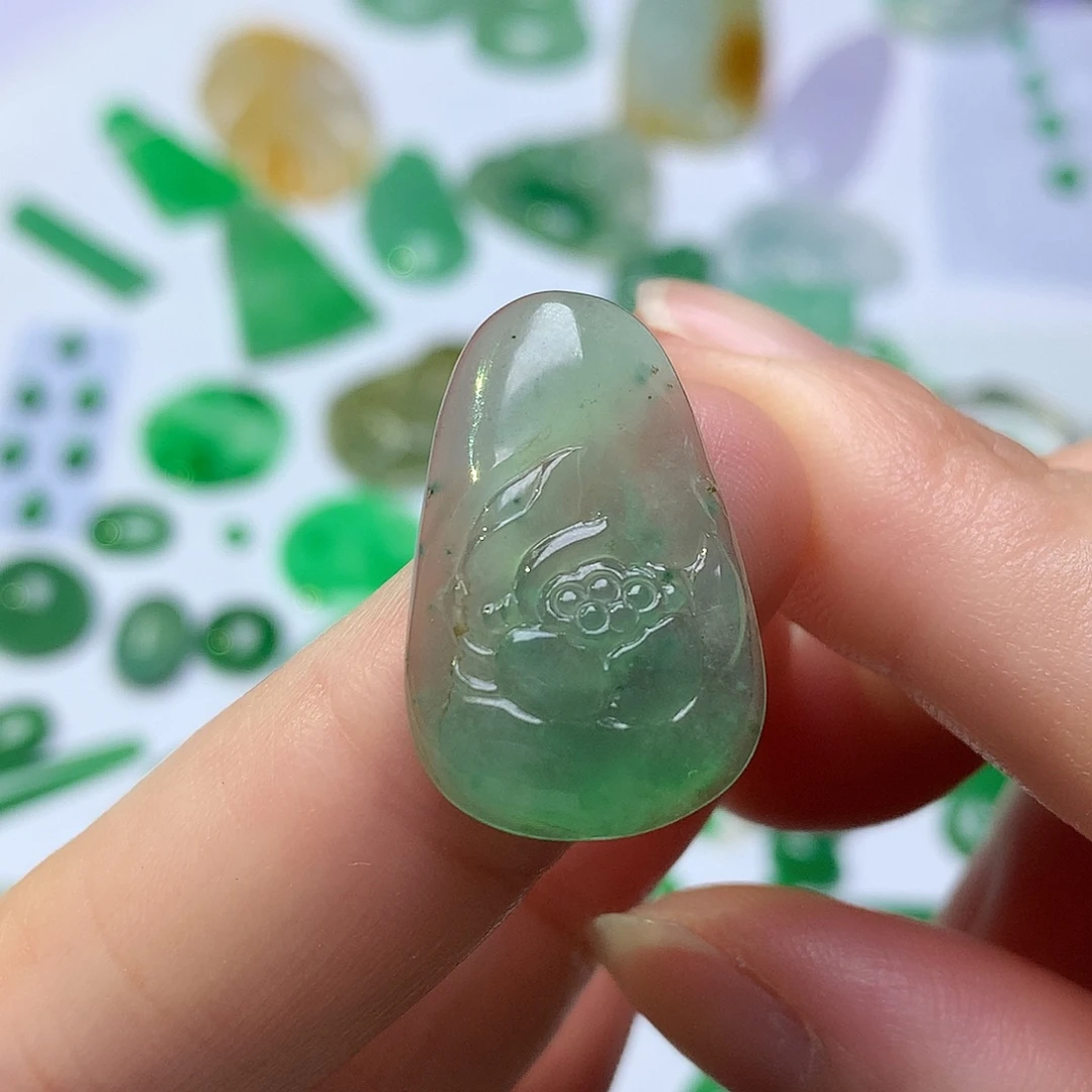 翡翠未镶嵌颈饰荷花牌